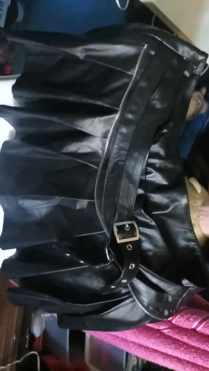Falda negra de cuero sintético con cinturón - 1