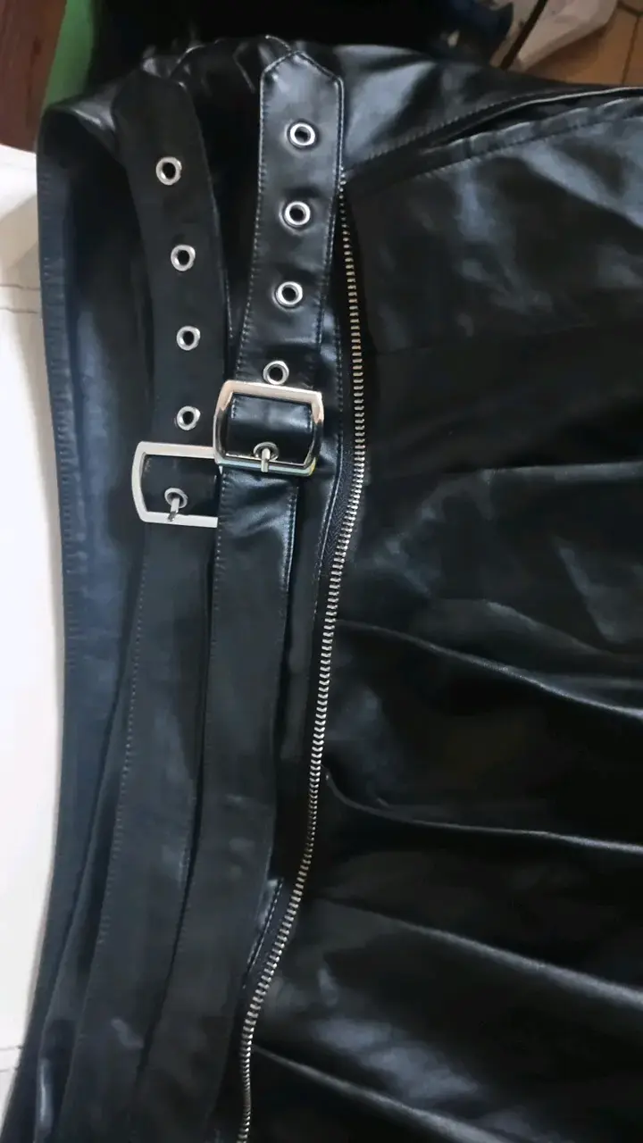 Falda negra de cuero sintético con cinturón - 2