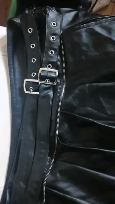 Falda negra de cuero sintético con cinturón - miniatura 2