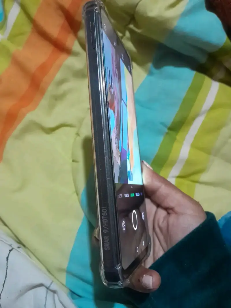 Smartphone Infinix con funda transparente - 3