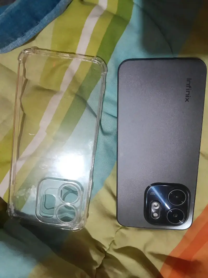 Smartphone Infinix con funda transparente - 1