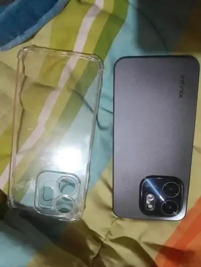 Smartphone Infinix con funda transparente - miniatura 1