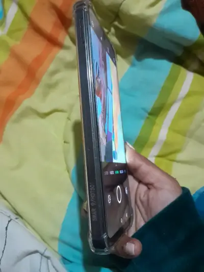 Smartphone Infinix con funda transparente - miniatura 3