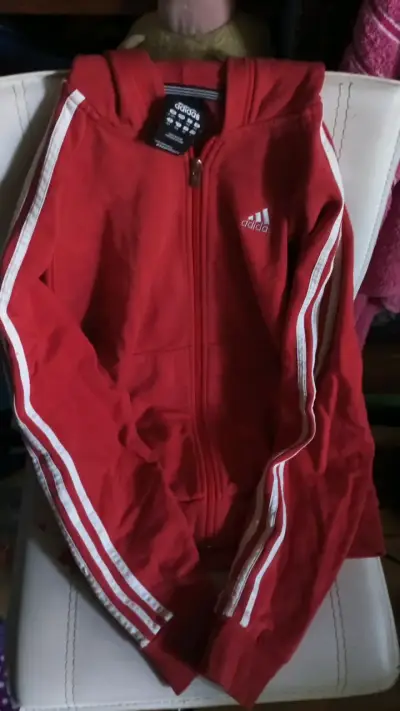 Polerón rojo Adidas Essentials con capucha - miniatura 1