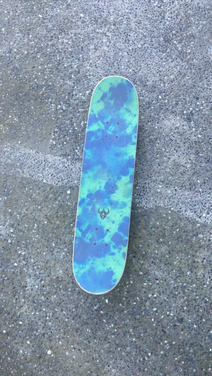 Skateboard Darkstar azul con diseño único - 1