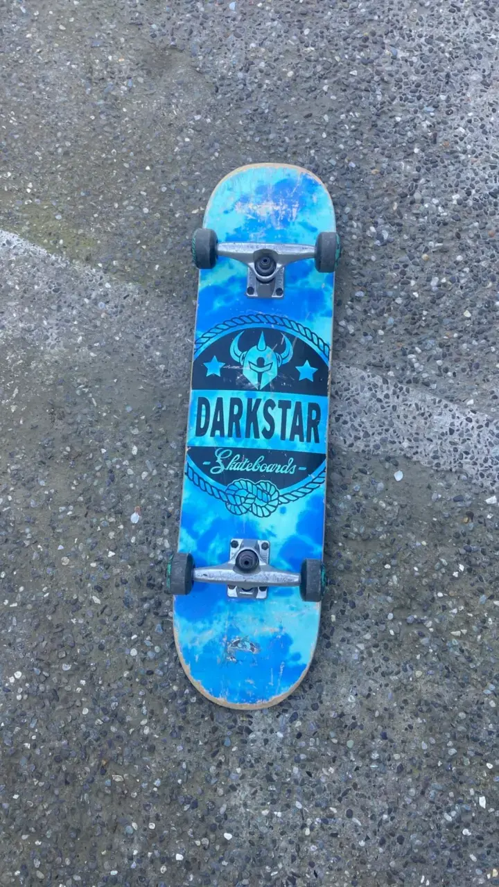 Skateboard Darkstar azul con diseño único - 2