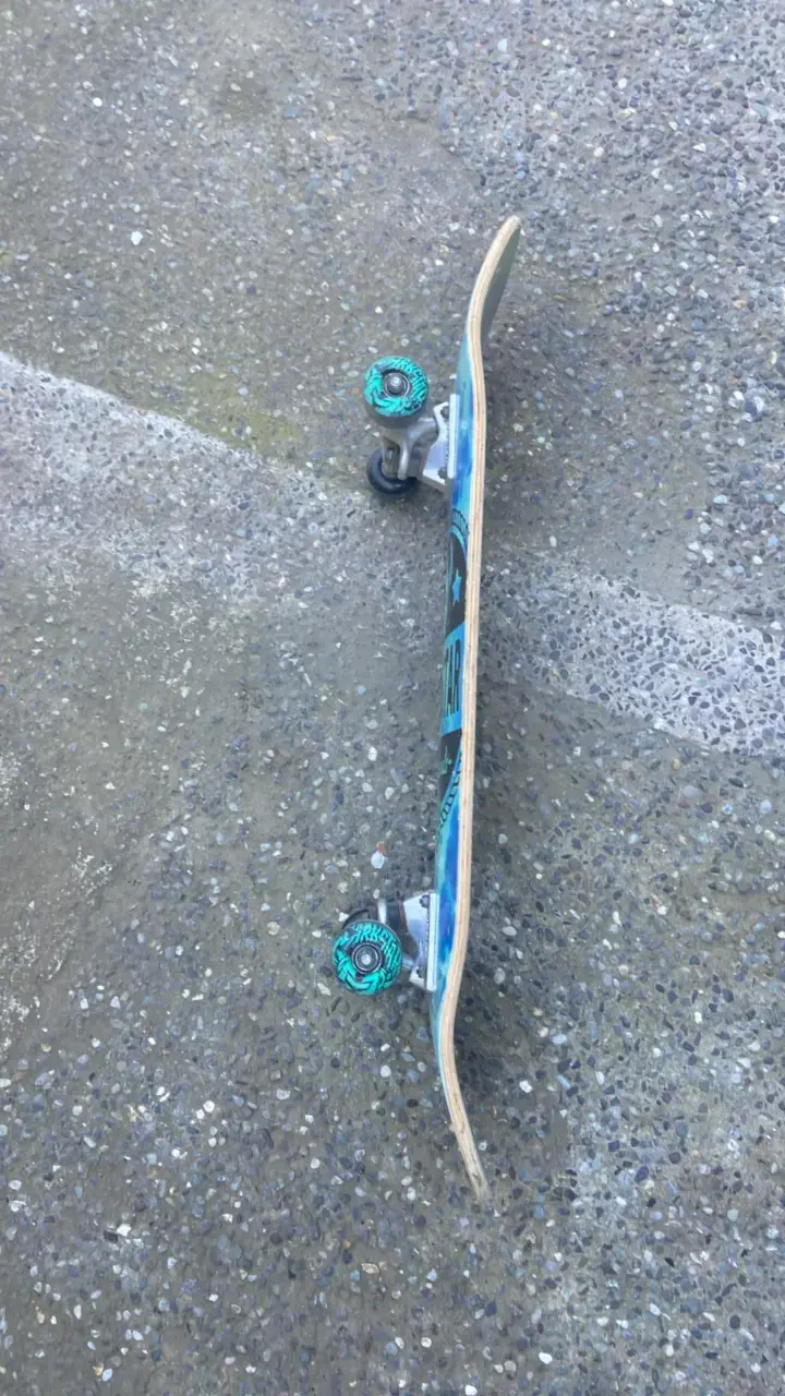Skateboard Darkstar azul con diseño único - 3
