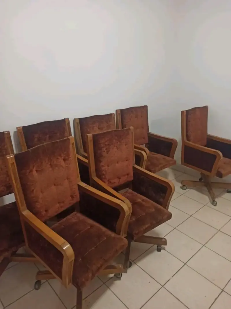 Juego de comedor de madera con sillas giratorias - 1