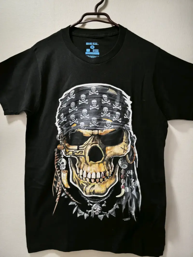 Polera negra con diseño de calavera pirata