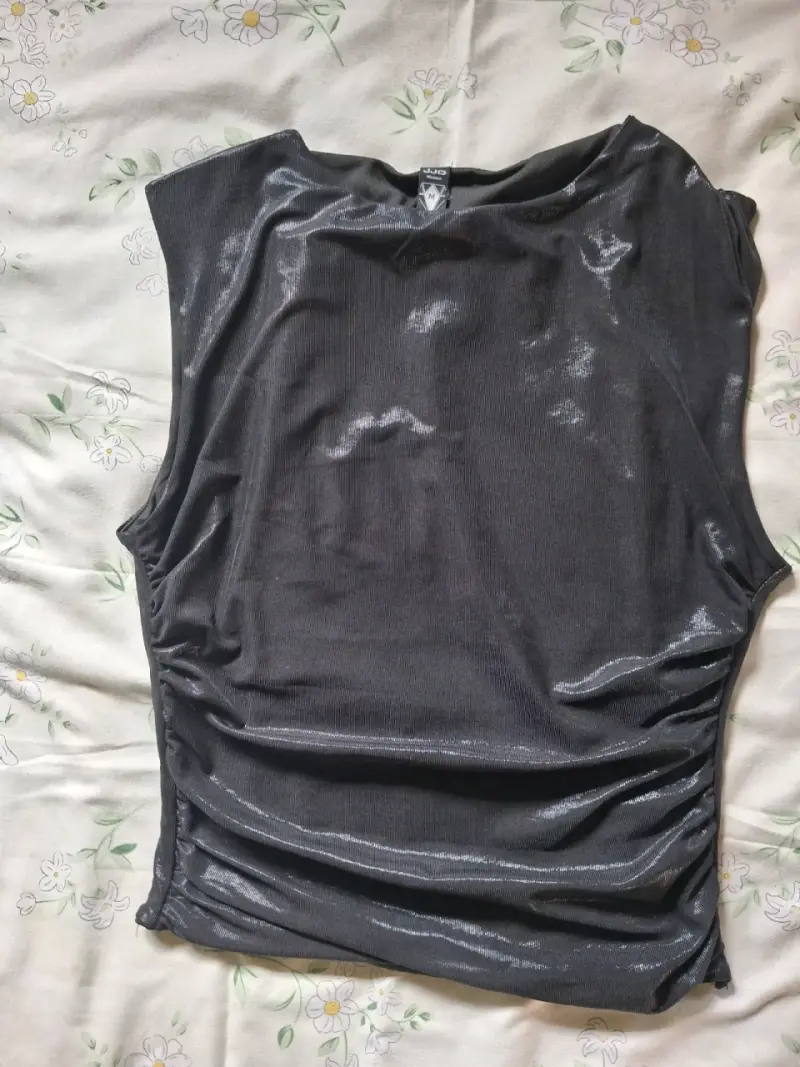 Polera sin mangas negra brillante para mujer
