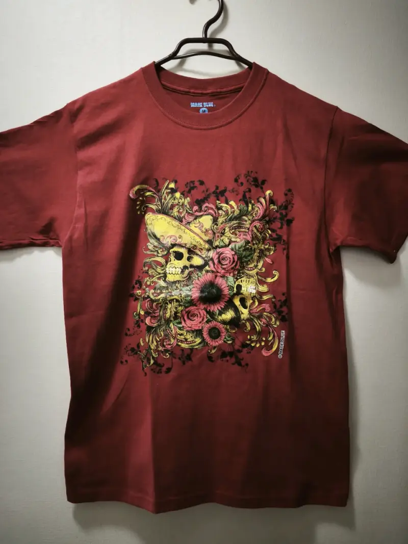 Polera roja con diseño de calaveras y flores