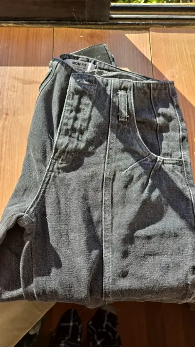 Jeans Mom Fit negros de mujer - miniatura 1
