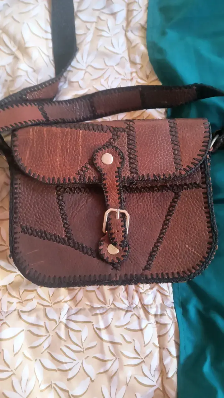 Cartera de cuero artesanal marrón