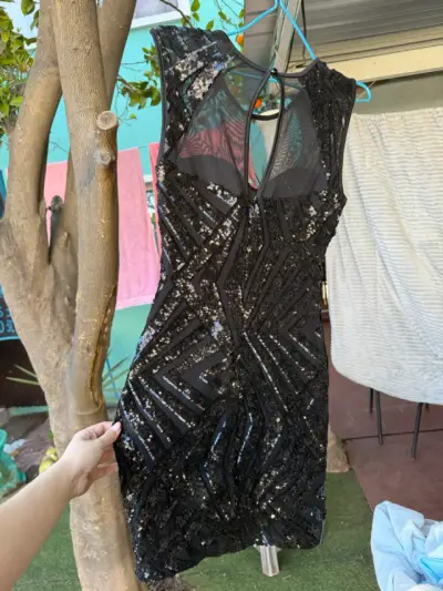 Vestido de fiesta negro con lentejuelas - miniatura 1