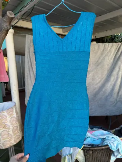 Vestido azul sin mangas con escote en V - miniatura 1