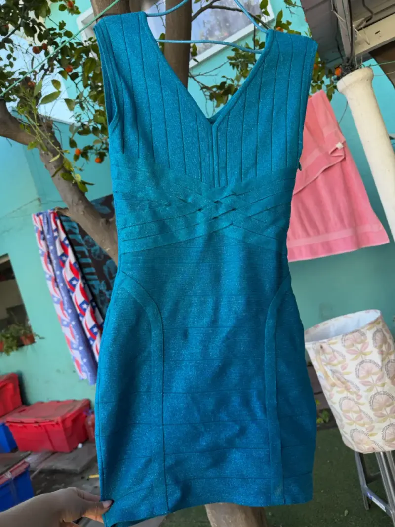Vestido azul sin mangas con escote en V - 2