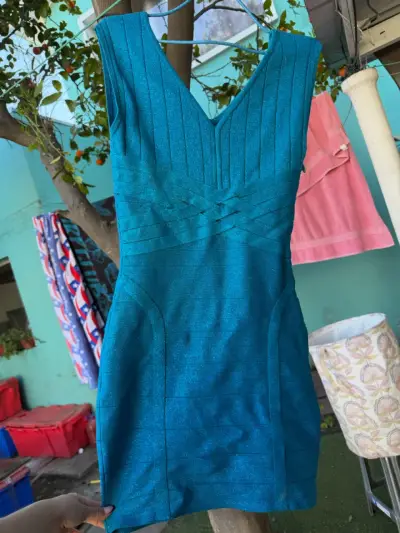 Vestido azul sin mangas con escote en V - miniatura 2