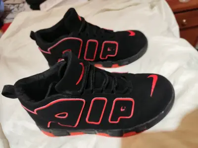 Zapatillas negras con detalles rojos Nike - miniatura 1
