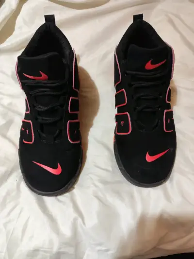 Zapatillas negras con detalles rojos Nike - miniatura 2