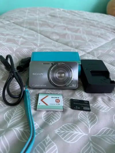 Cámara Sony Cyber-shot W570 16.1 MP con accesorios - miniatura 1