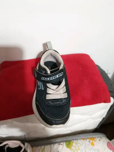 Zapatilla infantil negra Skechers con velcro - miniatura 1