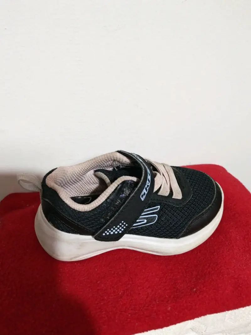 Zapatilla infantil negra Skechers con velcro - 2
