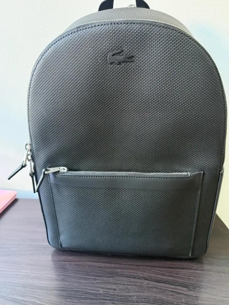 Mochila negra elegante Lacoste con cierre metálico - 1