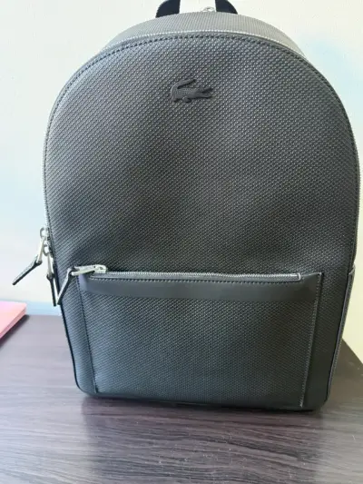 Mochila negra elegante Lacoste con cierre metálico - miniatura 1