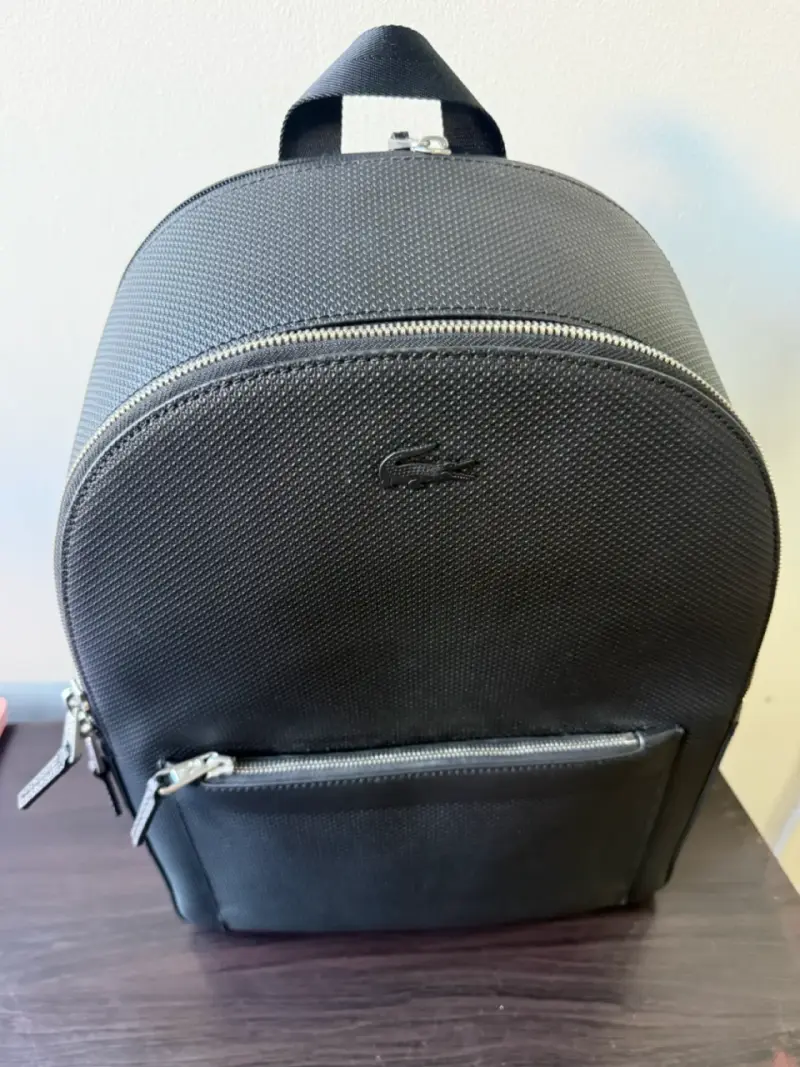 Mochila negra elegante Lacoste con cierre metálico - 2