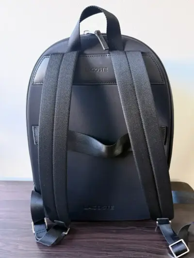 Mochila negra elegante Lacoste con cierre metálico - miniatura 3