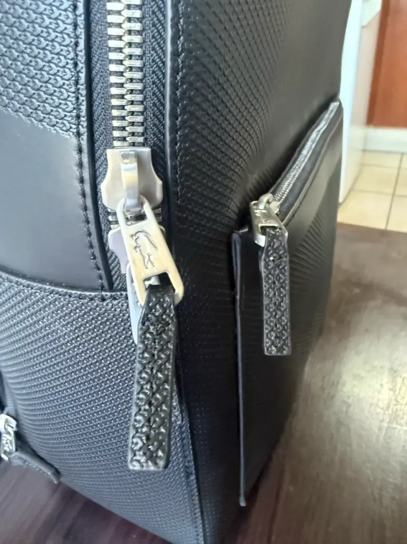 Mochila negra elegante Lacoste con cierre metálico - 4