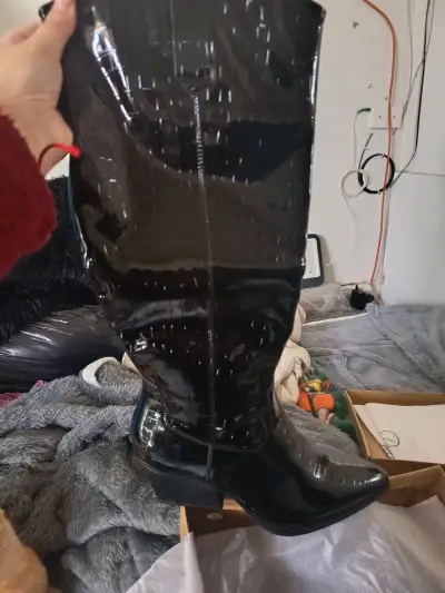 Botas negras de charol para mujer - miniatura 1
