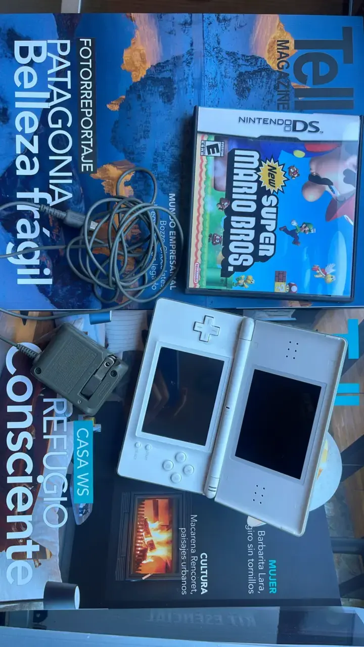 Nintendo DS Lite con juego New Super Mario Bros - 1