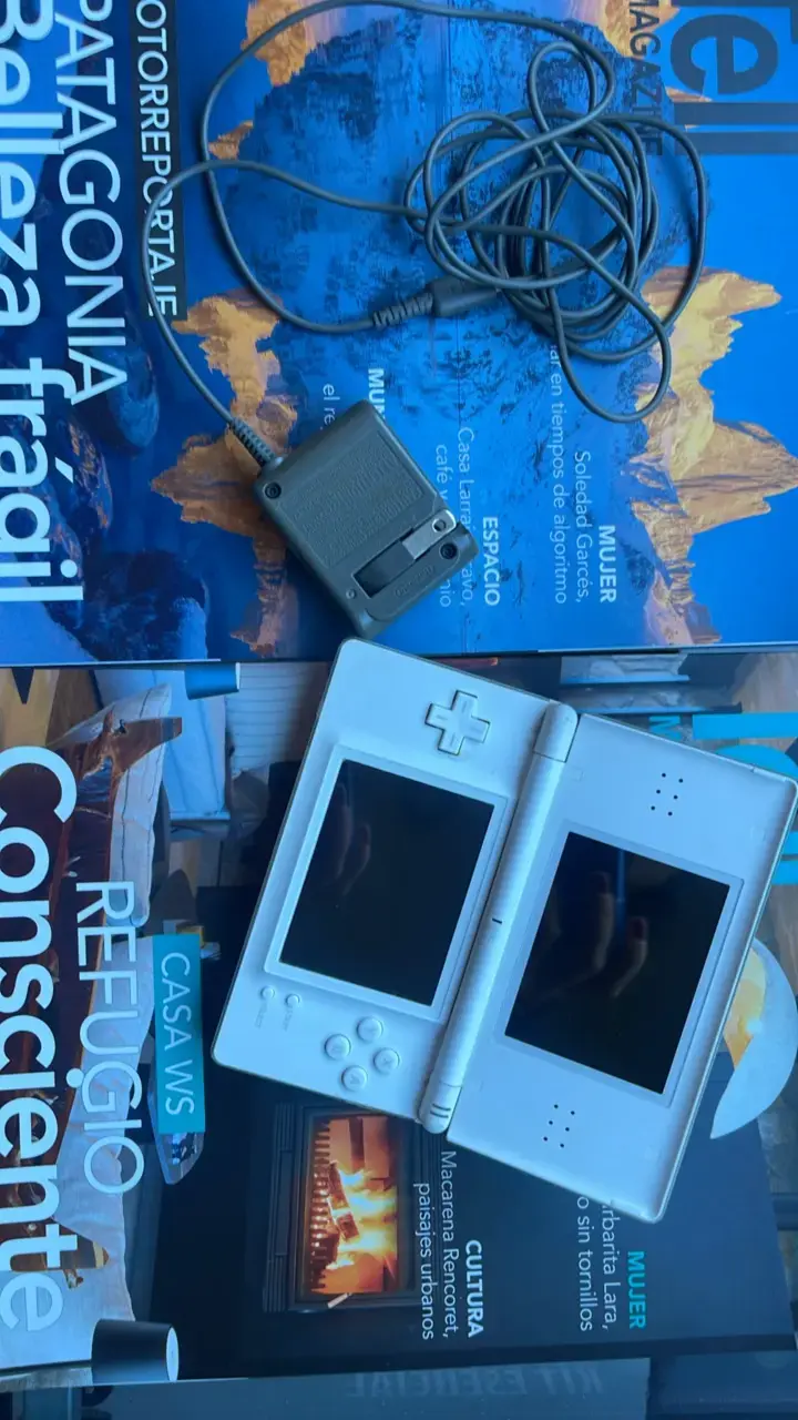 Nintendo DS Lite blanca con cargador - 2