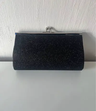 Cartera de mano negra con brillo elegante - miniatura 1