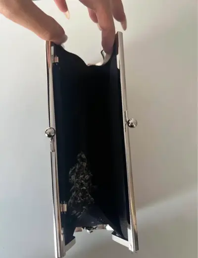 Cartera de mano negra con brillo elegante - miniatura 2