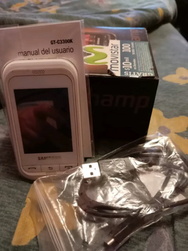 Teléfono Samsung GT-C3300K con accesorios
