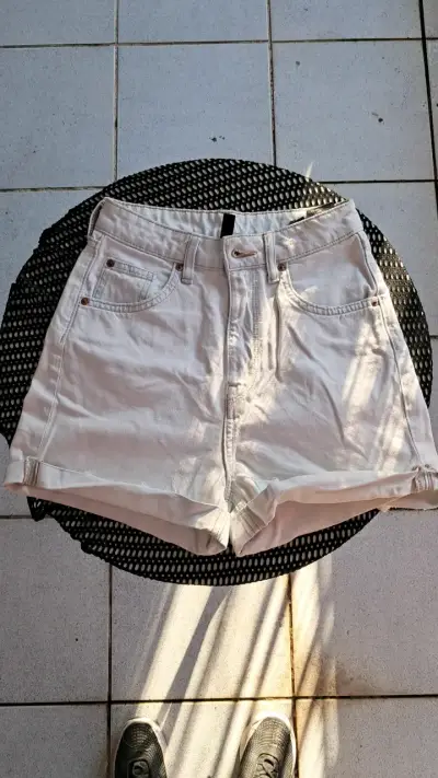Shorts de mezclilla blancos para mujer - miniatura 1