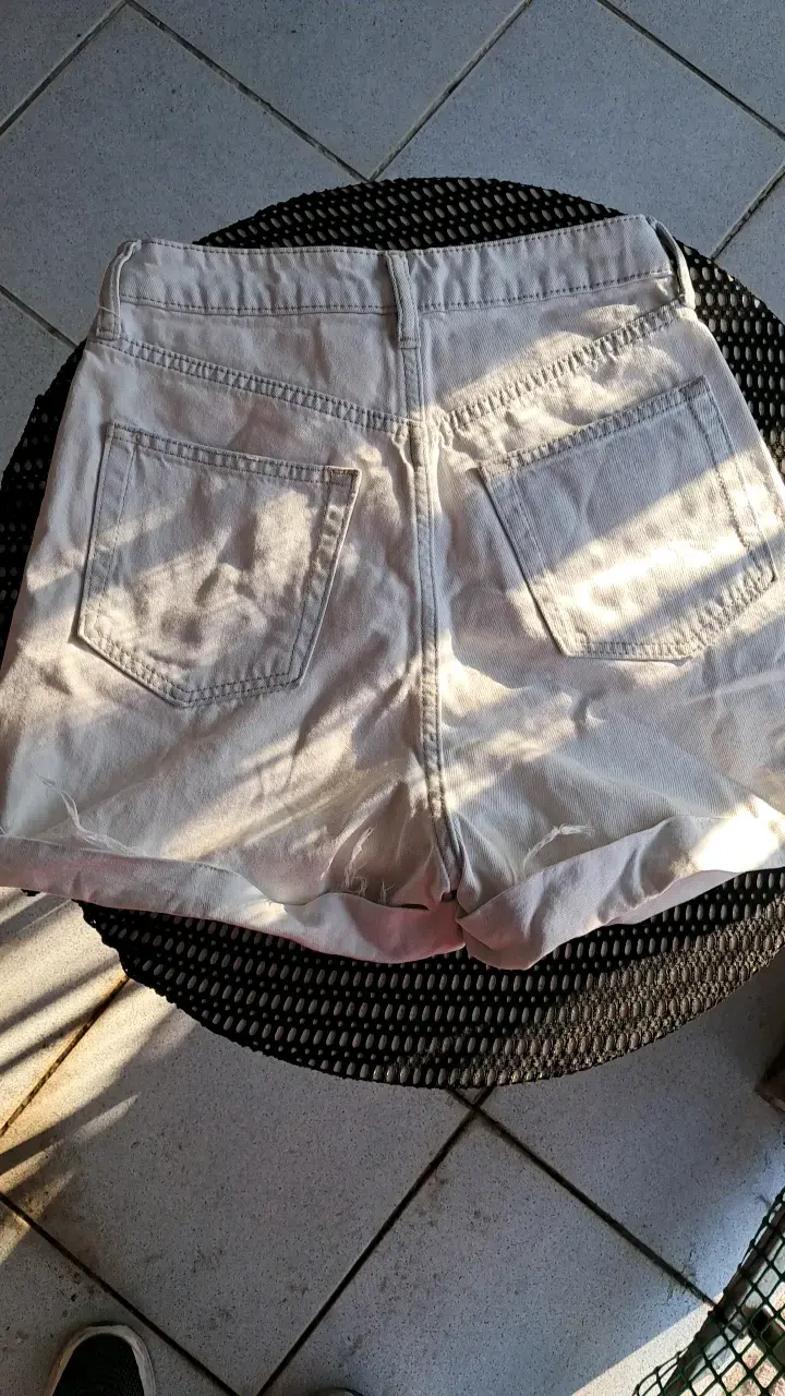 Shorts de mezclilla blancos para mujer - 2