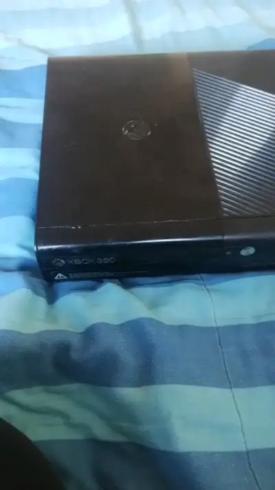Consola Xbox 360 usada en mal estado para reparar - miniatura 1