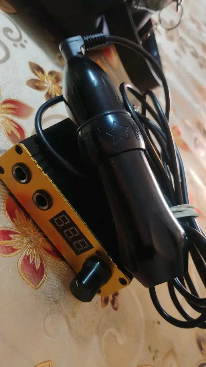 Máquina de Tatuaje Rotativa con Fuente de Poder - 1