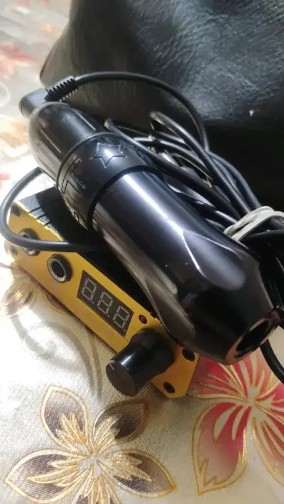 Máquina de Tatuaje Rotativa con Fuente de Poder - miniatura 2