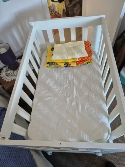 Cuna de madera blanca para bebé con colchón - miniatura 1