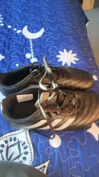 Botines de fútbol Adidas negros con rayas - miniatura 1