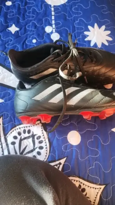Botines de fútbol Adidas negros con rayas - miniatura 2