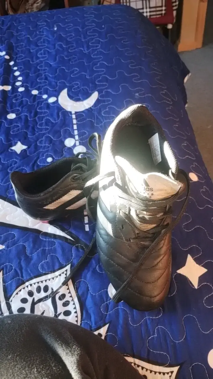 Botines de fútbol Adidas negros con rayas - 4