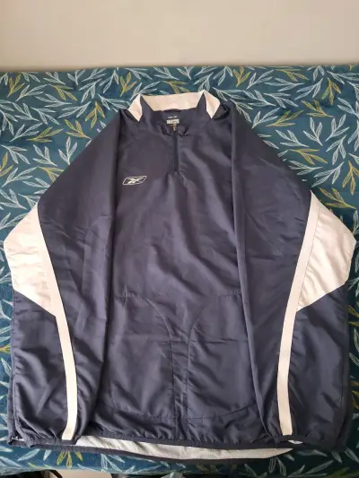 Cortaviento Reebok azul con detalles blancos - miniatura 1
