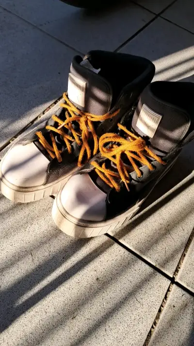 Zapatillas deportivas negras con cordones amarillos - miniatura 1