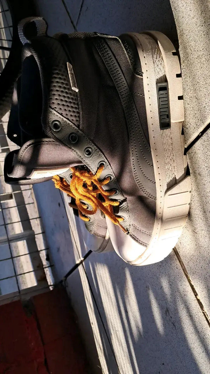 Zapatillas deportivas negras con cordones amarillos - 2