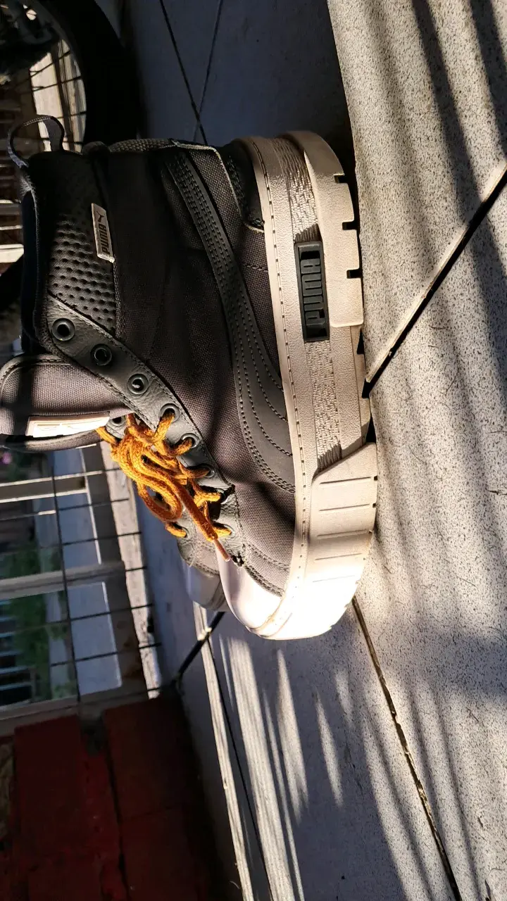 Zapatillas deportivas negras con cordones amarillos - 3